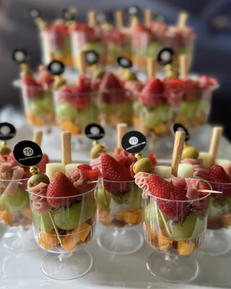 Copas individuales con embutidos, quesos y fruta preparadas por AUTÉNTICO.