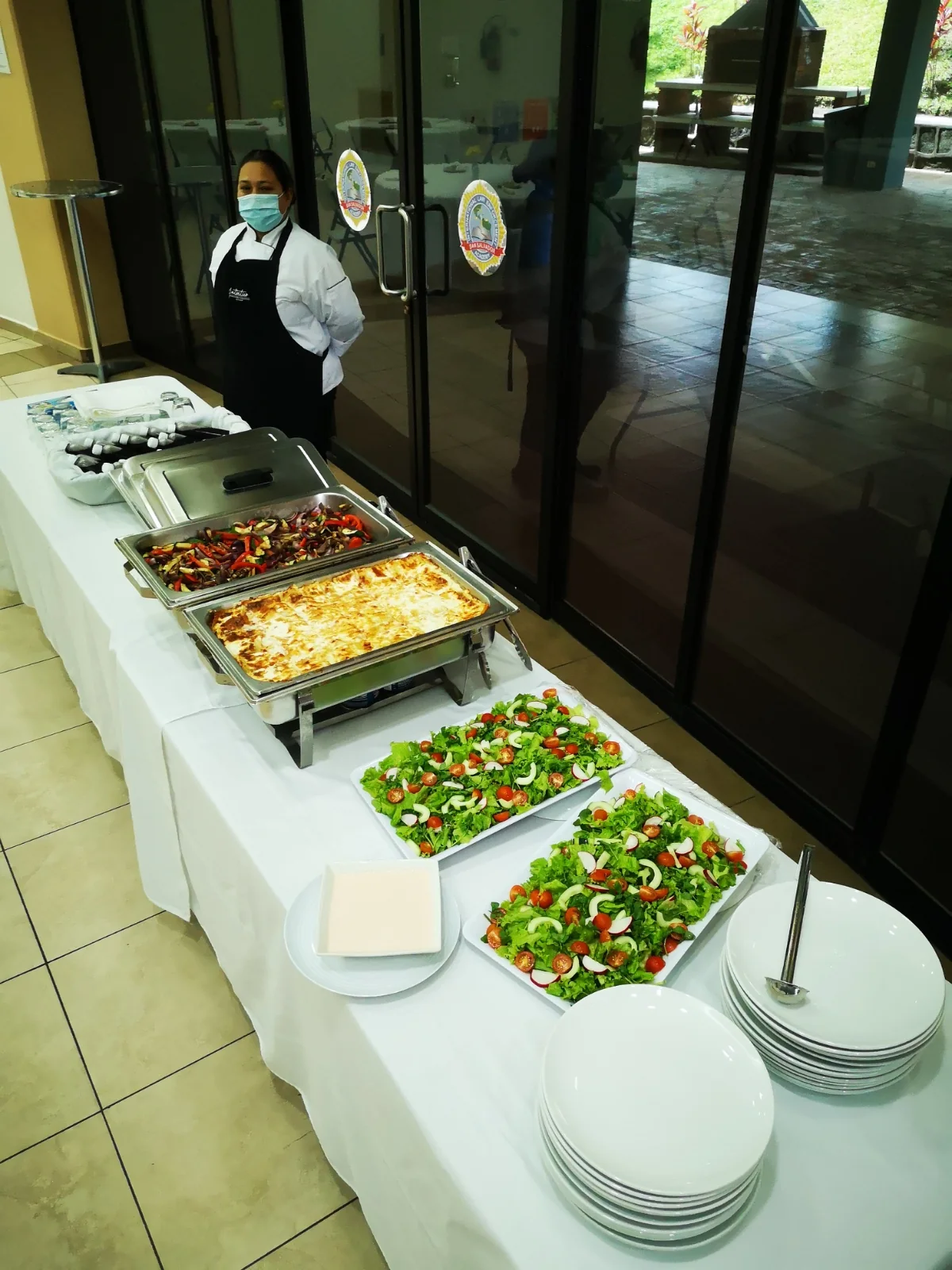 Buffet corporativo con alimentos preparados y personal de servicio de AUTÉNTICO.