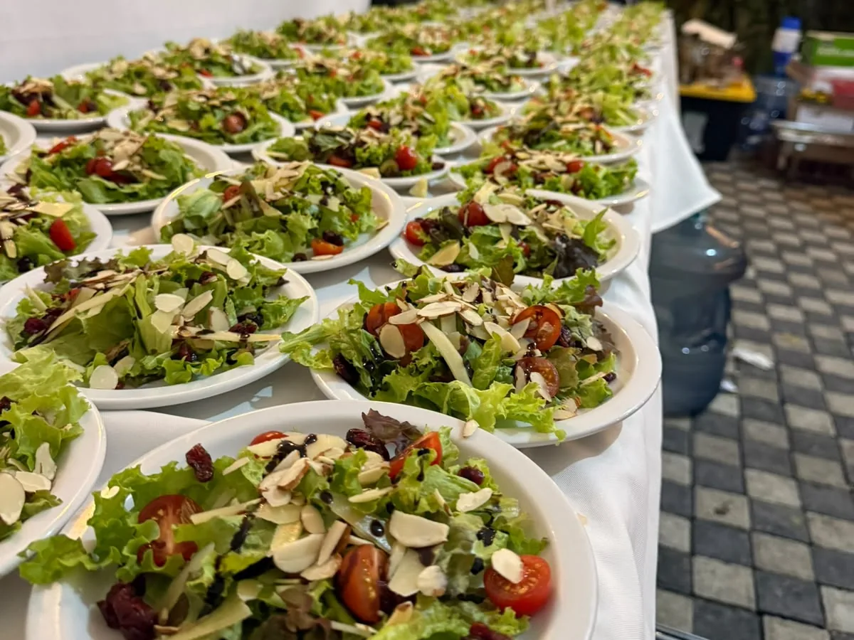 Ensaladas individuales preparadas por AUTÉNTICO para un servicio de catering.