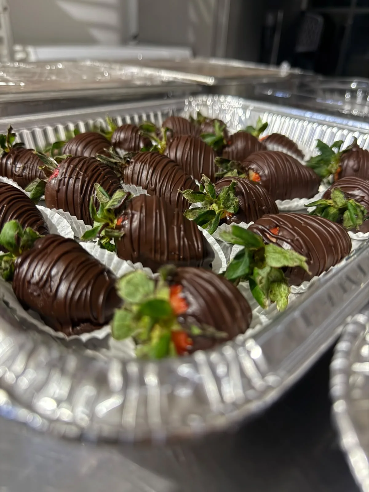 Fresas cubiertas de chocolate preparadas por AUTÉNTICO.